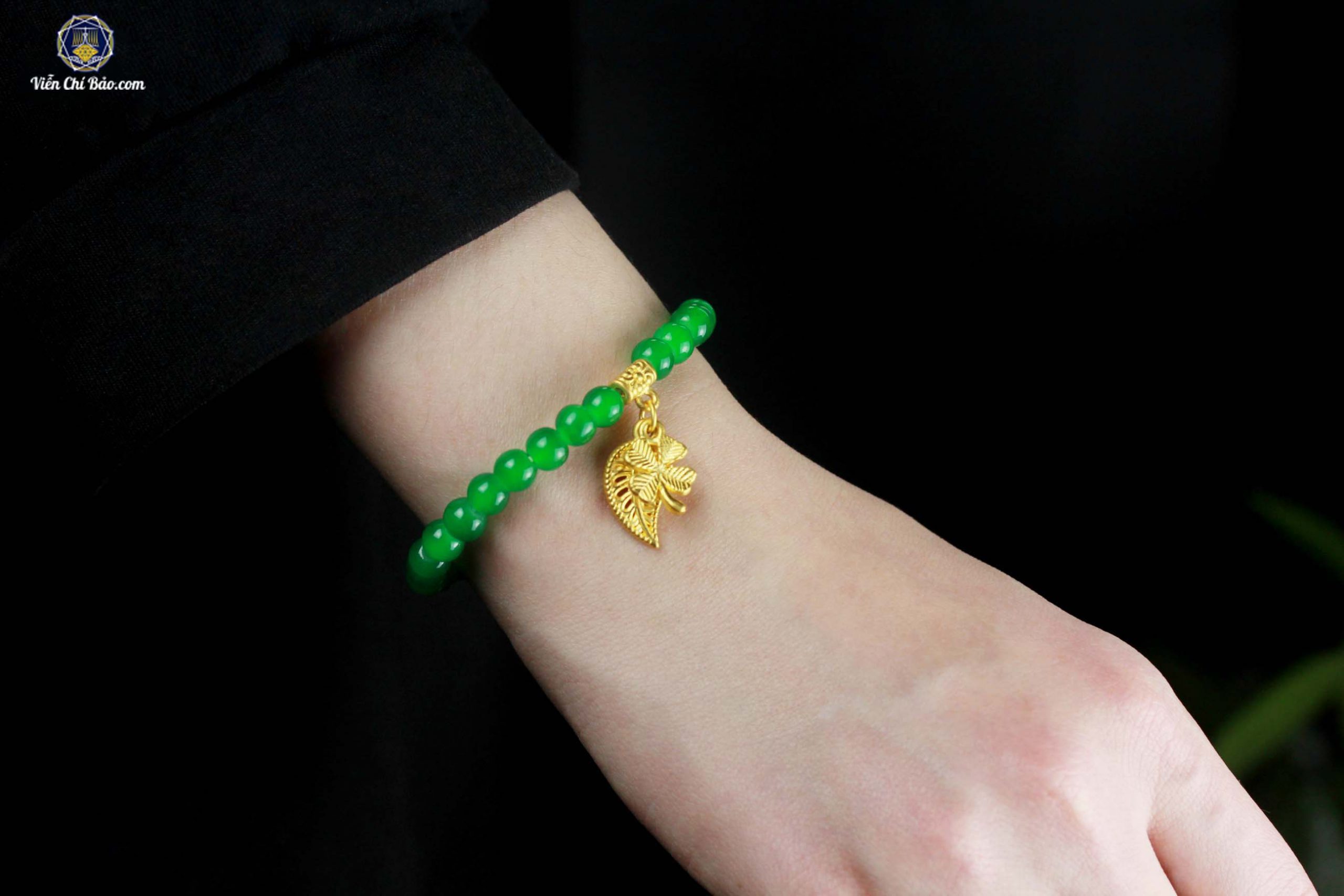 vong-tay-phong-thuy-da-ma-nao-xanh-la-mix-charm-vang-24k