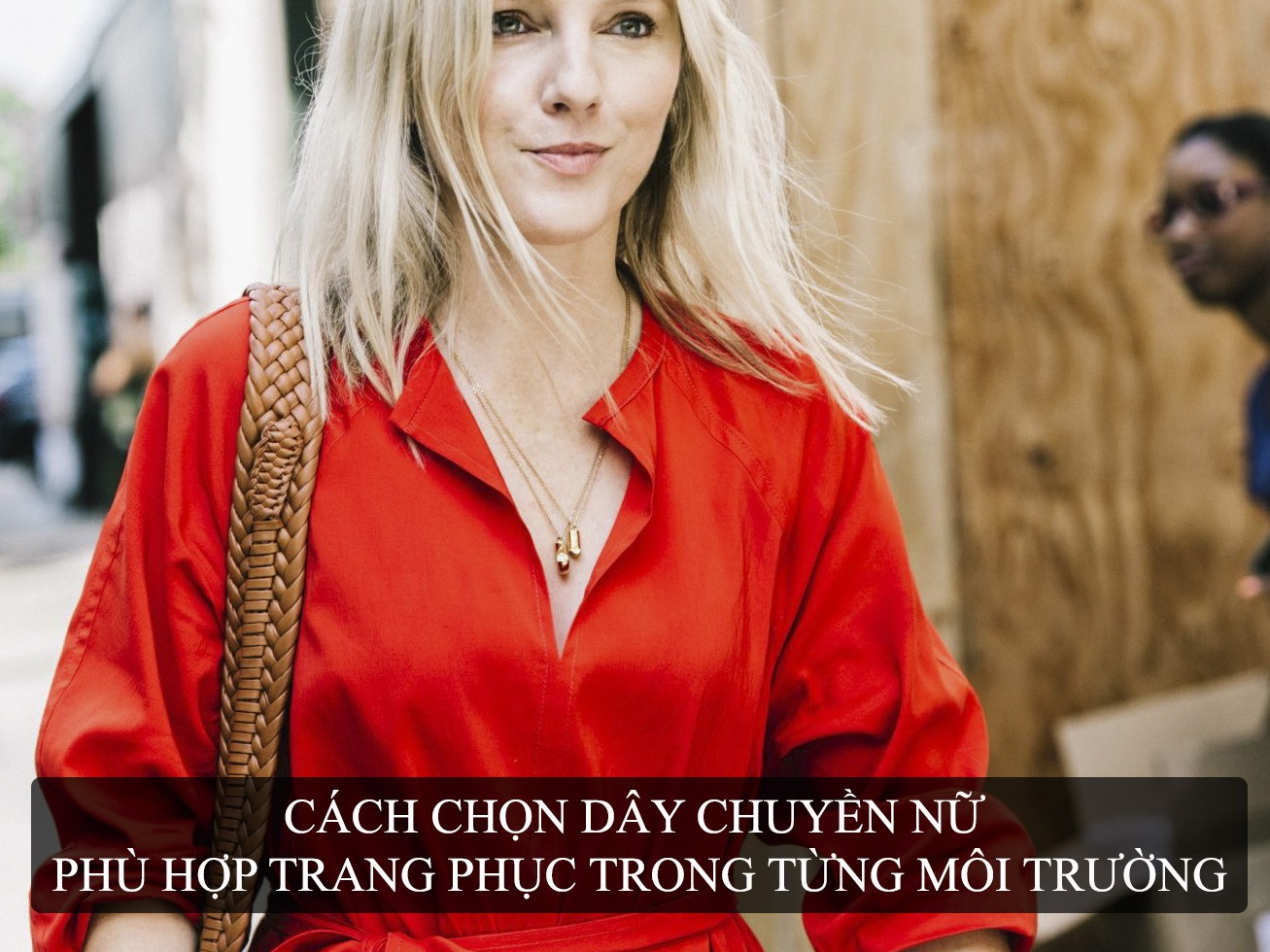 CACH CHON DAY CHUYEN NU PHU HOP TRANG PHUC TUNG MOI TRUONG