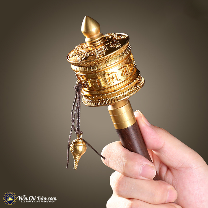Trụ Kinh Luân Tây Tạng - Pháp Bảo Tịnh Hóa Nghiệp Chướng 4 tru-kinh-luan-cam-tay-giup-lam-voi-di-moi-noi-kho-cua-chung-sinh