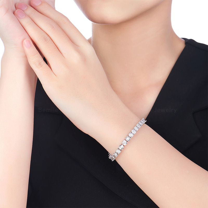 Lắc tay Moissanite – Món quà ý nghĩa dành tặng những người thương yêu hình 3 lac-tay-Moissanite-mon-qua-y-nghia-danh-tang-nhung-nguoi-thuong-yeu-hinh-3.jpg