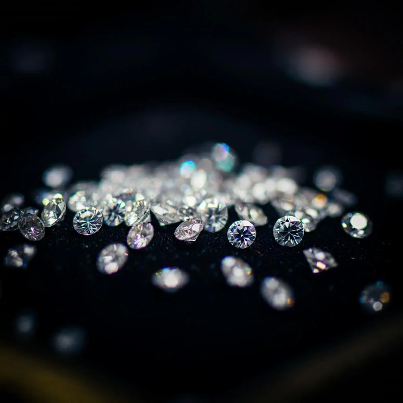 Giải mã sự khác biệt giữa đá Moissanite và kim cương nhân tạo trong trang sức hình 2 giai-ma-su-khac-biet-giua-da-moissanite-va-kim-cuong-nhan-tao-trong-trang-suc-hinh-2.jpg