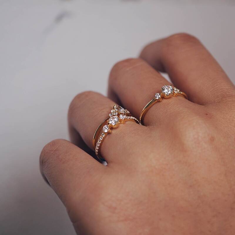 Nhẫn cưới kim cương nhân tạo – Biểu tượng của tình yêu bền vững và hiện đại hình 4 nhan-cuoi-kim-cuong-nhan-tao-bieu-tuong-cua-tinh-yeu-ben-vung-va-hien-dai-hinh-4.jpg