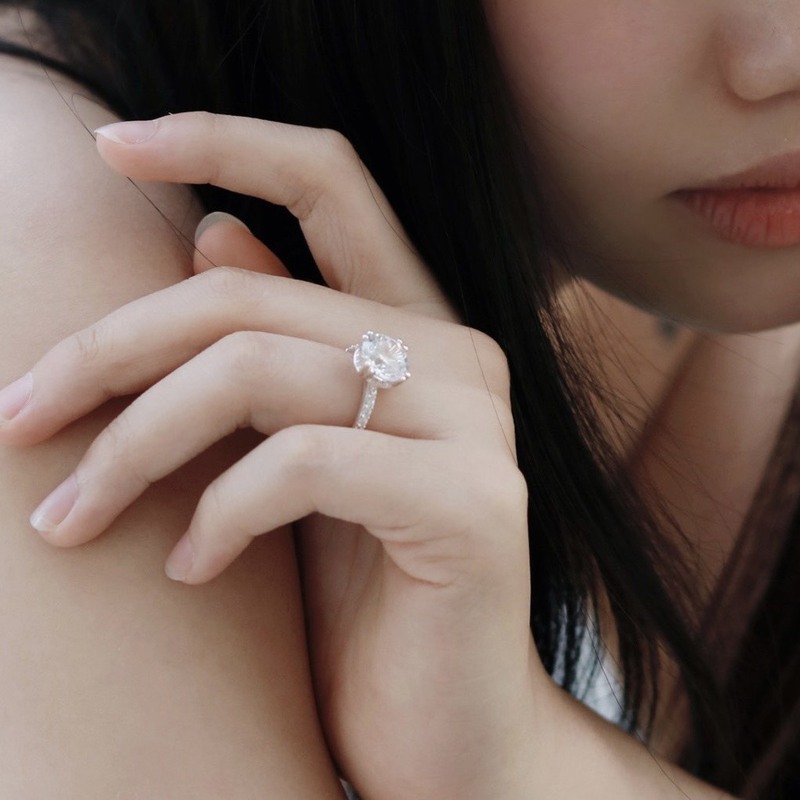 Nhẫn cầu hôn kim cương nhân tạo có phải là lựa chọn thay thế hoàn hảo? hình 1 nhan-cau-hon-kim-cuong-nhan-tao-co-phai-la-lua-chon-thay-the-hoan-hao-hinh-1.jpg