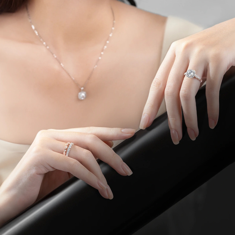 Nhẫn cầu hôn kim cương nhân tạo có phải là lựa chọn thay thế hoàn hảo? hình 3 nhan-cau-hon-kim-cuong-nhan-tao-co-phai-la-lua-chon-thay-the-hoan-hao-hinh-3.jpg