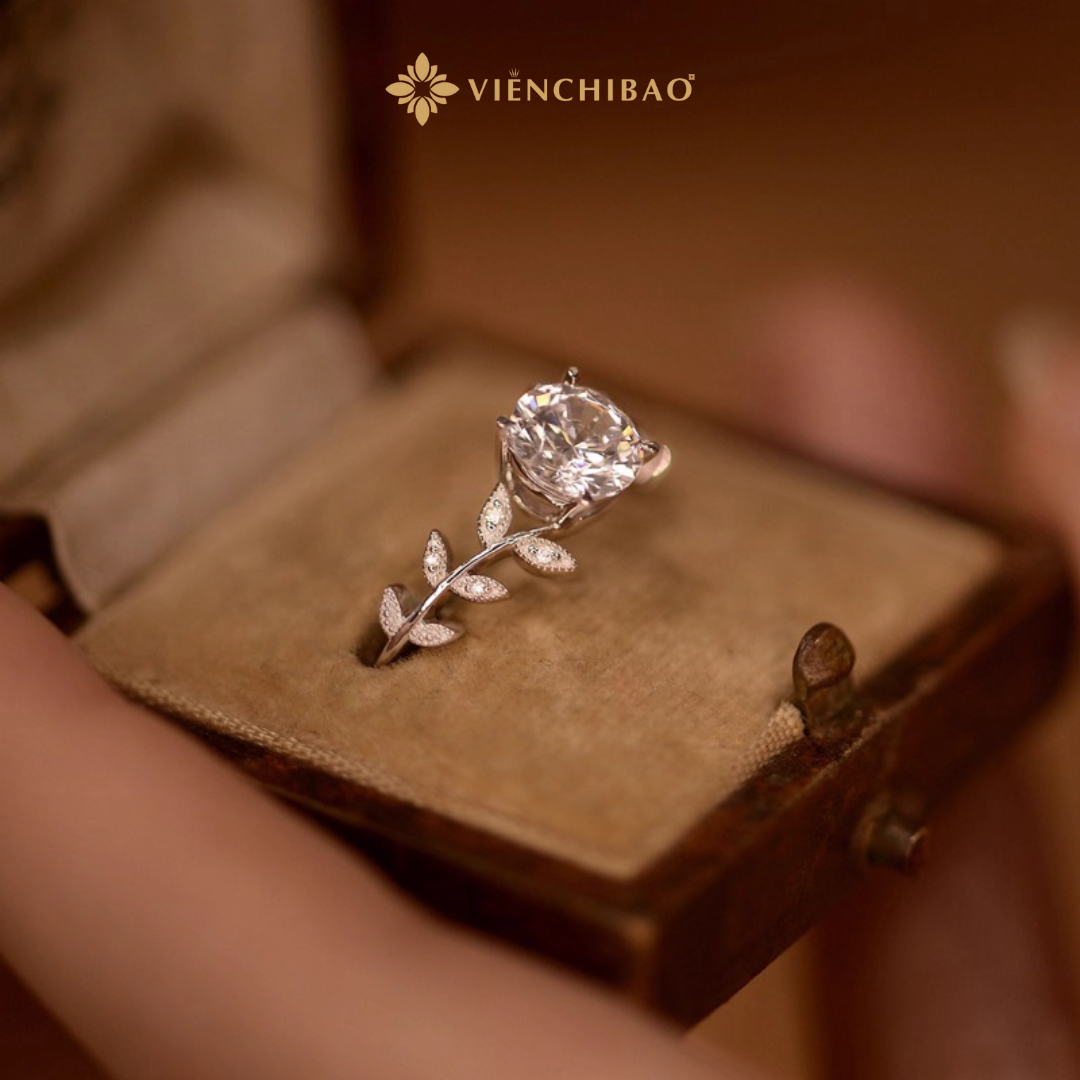 Nhẫn Nữ Moissanite Nguyệt Quế Nhan-Nu-Moissanite-Nguyet-Que