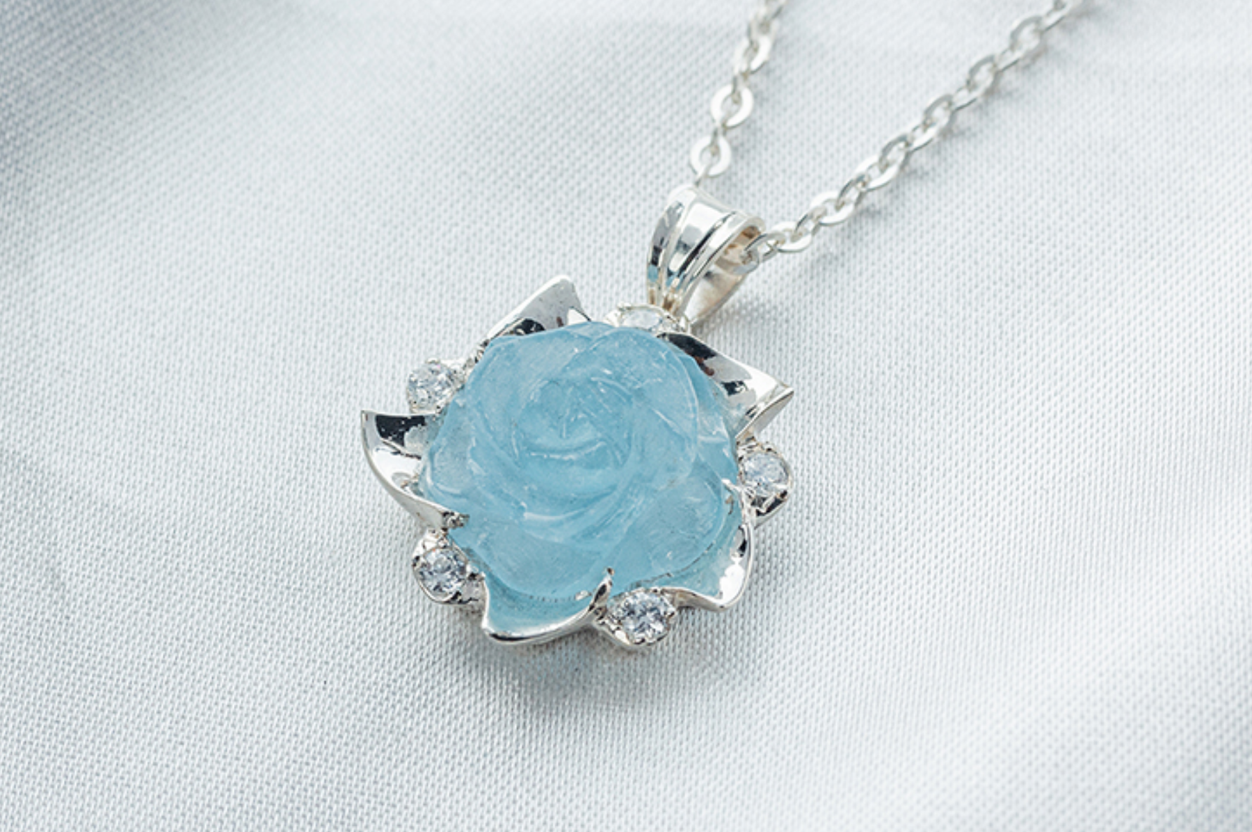 ĐÁ AQUAMARINE: VIÊN NGỌC CỦA BIỂN CẢ VÀ SỰ BÌNH YÊN NỘI TẠI 1 Vang 2 1