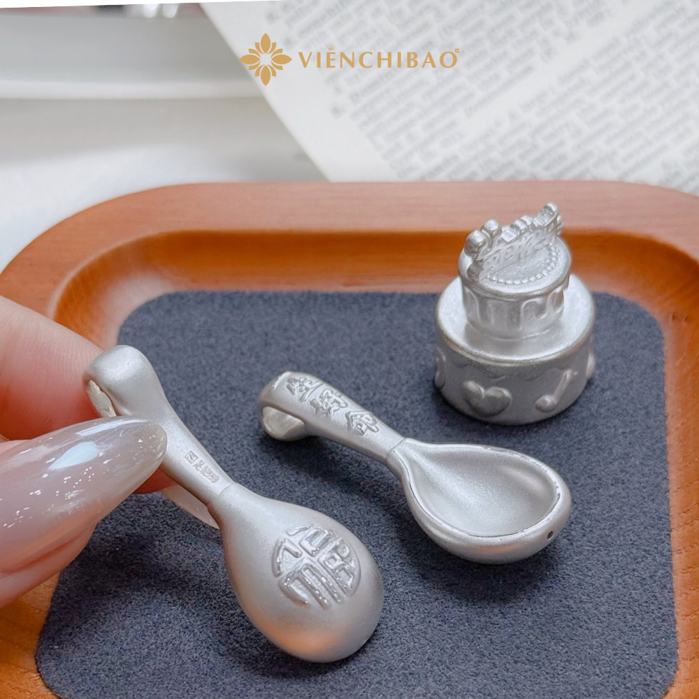 Charm Thìa Bạc S999 Chạm Khắc Chữ Bình An Phúc Thọ - Viễn Chí Bảo 2 Charm thia bac 2