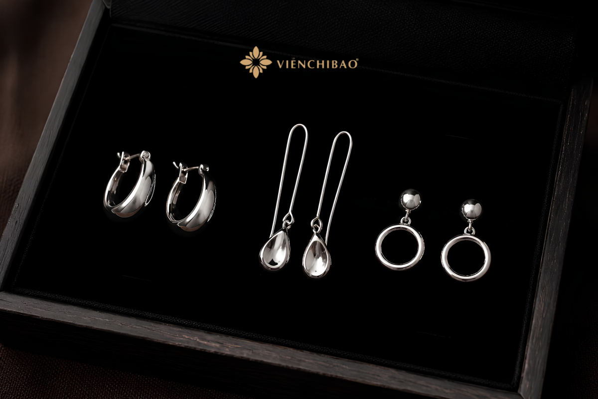 Bạc Cao Cấp: Đặc Điểm, Giá Trị Và Bí Quyết Lựa Chọn Trang Sức Chuẩn 2 Kiểm tra chất liệu và độ hoàn thiện là bước quan trọng để lựa chọn bạc cao cấp chất lượng khi mua trang sức.