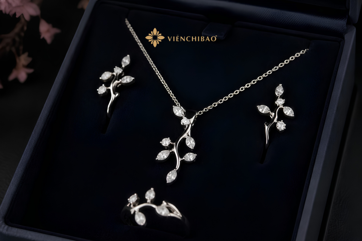 Bạc Cao Cấp: Đặc Điểm, Giá Trị Và Bí Quyết Lựa Chọn Trang Sức Chuẩn 4 Bộ bạc cao cấp được bảo quản cẩn thận, thể hiện vẻ đẹp tinh tế và giá trị lâu dài của trang sức bạc.