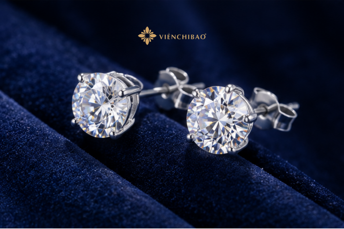Moissanite Là Gì? Đặc Điểm, Độ Bền Và Kinh Nghiệm Chọn Đá Phù Hợp 3 Vệ sinh đúng cách giúp trang sức moissanite duy trì vẻ sáng bóng và hiệu ứng phản chiếu ánh sáng.