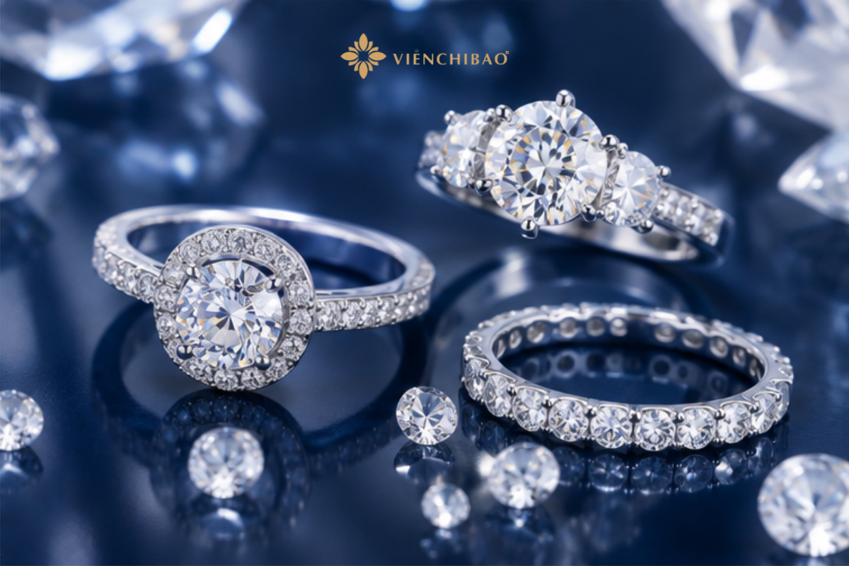 Moissanite Là Gì? Đặc Điểm, Độ Bền Và Kinh Nghiệm Chọn Đá Phù Hợp 4 Trang sức moissanite mang vẻ đẹp nổi bật với độ sáng cao, phù hợp cho nhiều phong cách và dịp sử dụng.