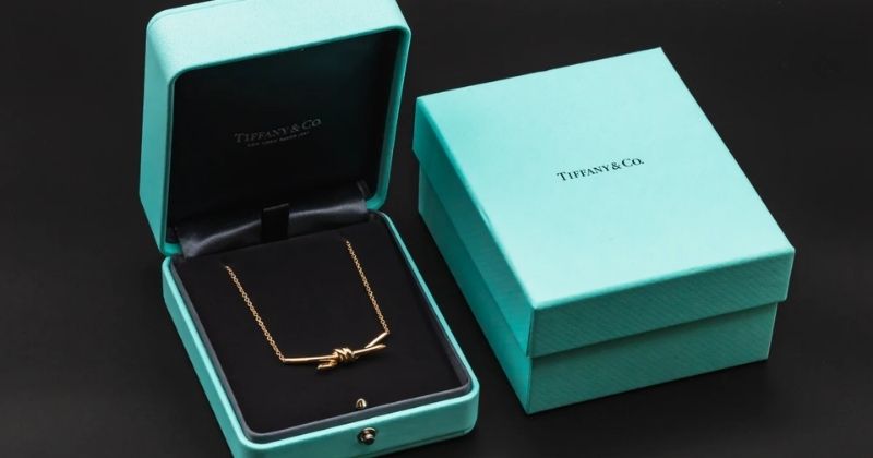Giải mã ý nghĩa nút thắt Tiffany Knot: Biểu tượng tình yêu và sự gắn kết hình 2 giai-ma-y-nghia-nut-that-tiffany-knot-bieu-tuong-tinh-yeu-va-su-gan-ket-hinh-2.jpg
