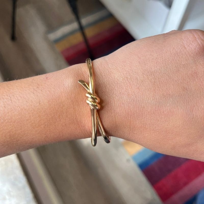Giải mã ý nghĩa nút thắt Tiffany Knot: Biểu tượng tình yêu và sự gắn kết hình 3 giai-ma-y-nghia-nut-that-tiffany-knot-bieu-tuong-tinh-yeu-va-su-gan-ket-hinh-3.jpg