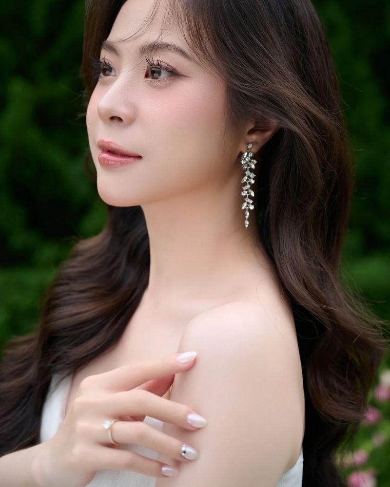 Nên chọn trang sức đính đá hay trang sức trơn? So sánh để chọn phù hợp hình 2 nen-chon-trang-suc-dinh-da-hay-trang-suc-tron-so-sanh-de-chon-phu-hop-hinh-2.jpg