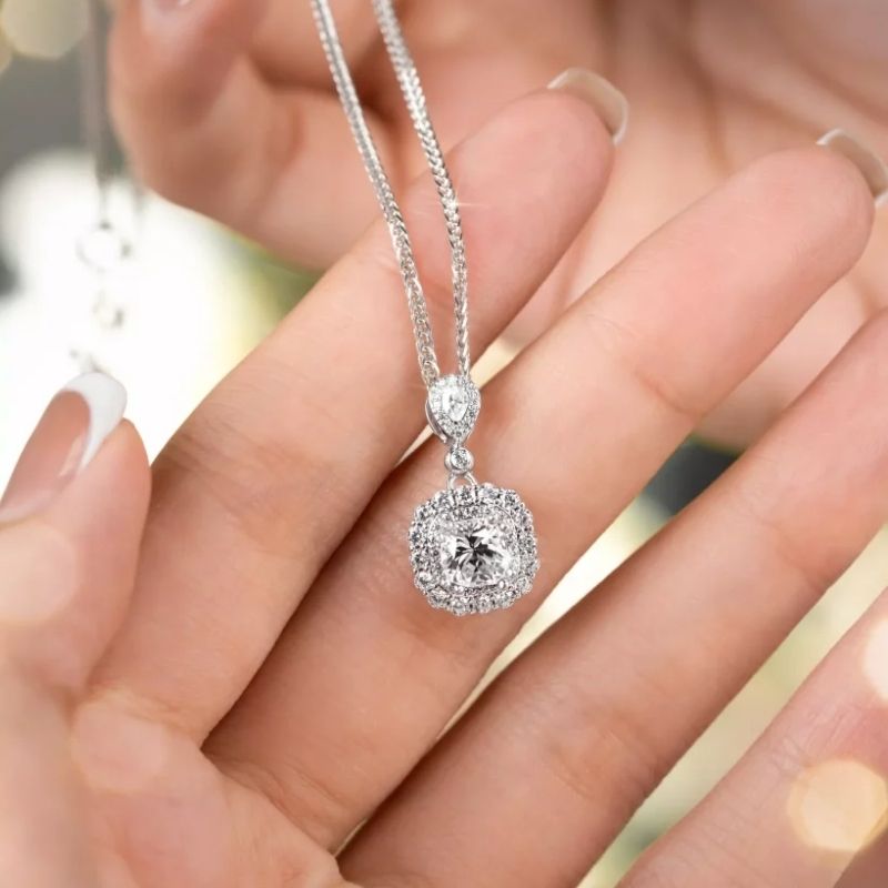 Nên chọn trang sức đính đá hay trang sức trơn? So sánh để chọn phù hợp hình 3 nen-chon-trang-suc-dinh-da-hay-trang-suc-tron-so-sanh-de-chon-phu-hop-hinh-3.jpg