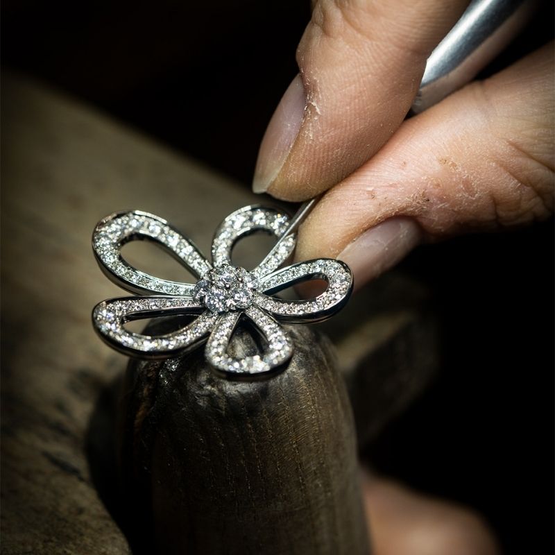 Tìm hiểu biểu tượng và ý nghĩa hoa trong trang sức Van Cleef hình 1 tim-hieu-bieu-tuong-va-y-nghia-hoa-trong-trang-suc-van-cleef-hinh-1.jpg