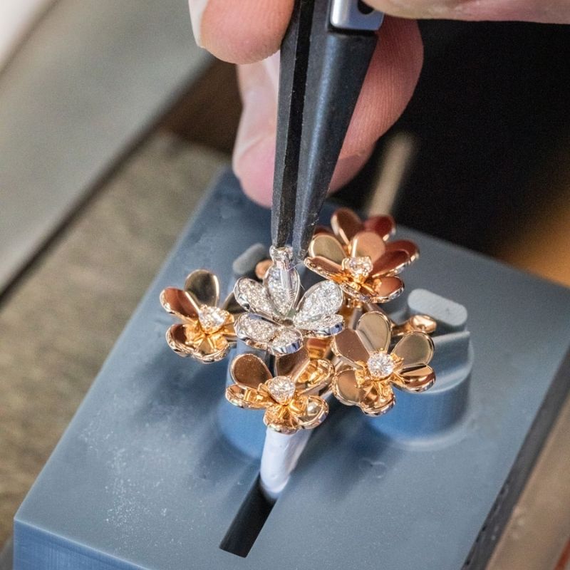 Tìm hiểu biểu tượng và ý nghĩa hoa trong trang sức Van Cleef hình 2 tim-hieu-bieu-tuong-va-y-nghia-hoa-trong-trang-suc-van-cleef-hinh-2.jpg