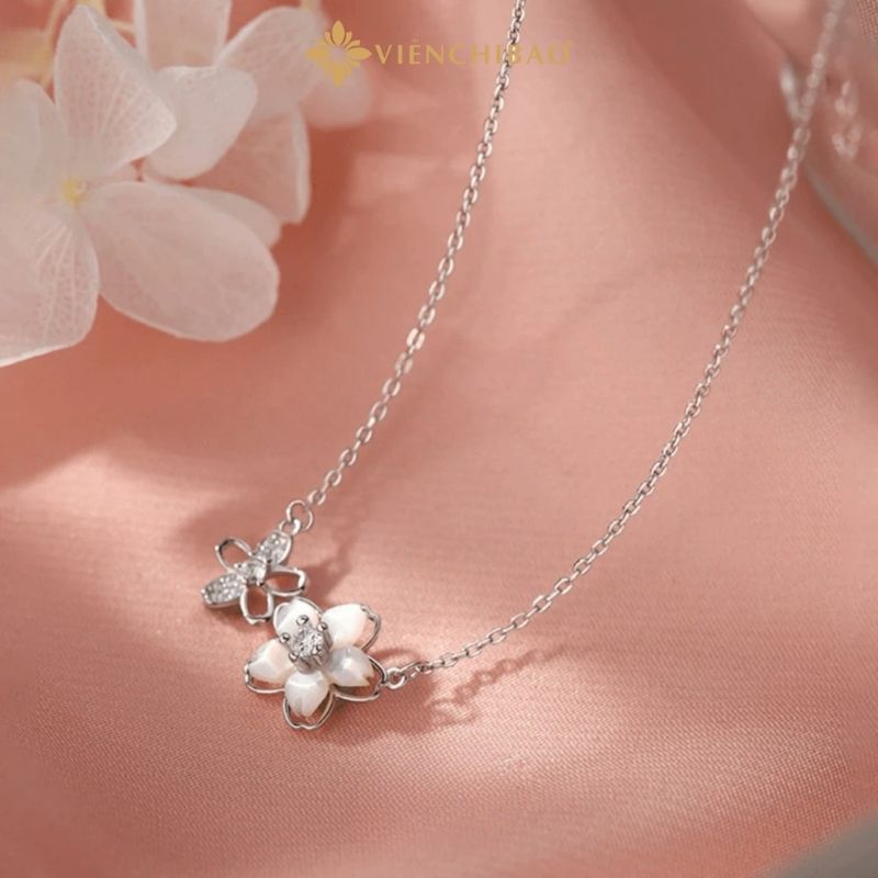 Top 5 xu hướng trang sức bạc được yêu thích giúp nâng tầm phong cách hình 1 top-5-xu-huong-trang-suc-bac-duoc-yeu-thich-giup-nang-tam-phong-cach-hinh-1.jpg