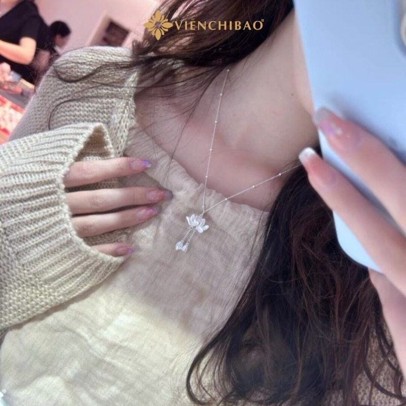 Top 5 xu hướng trang sức bạc được yêu thích giúp nâng tầm phong cách hình 3 top-5-xu-huong-trang-suc-bac-duoc-yeu-thich-giup-nang-tam-phong-cach-hinh-3.jpg