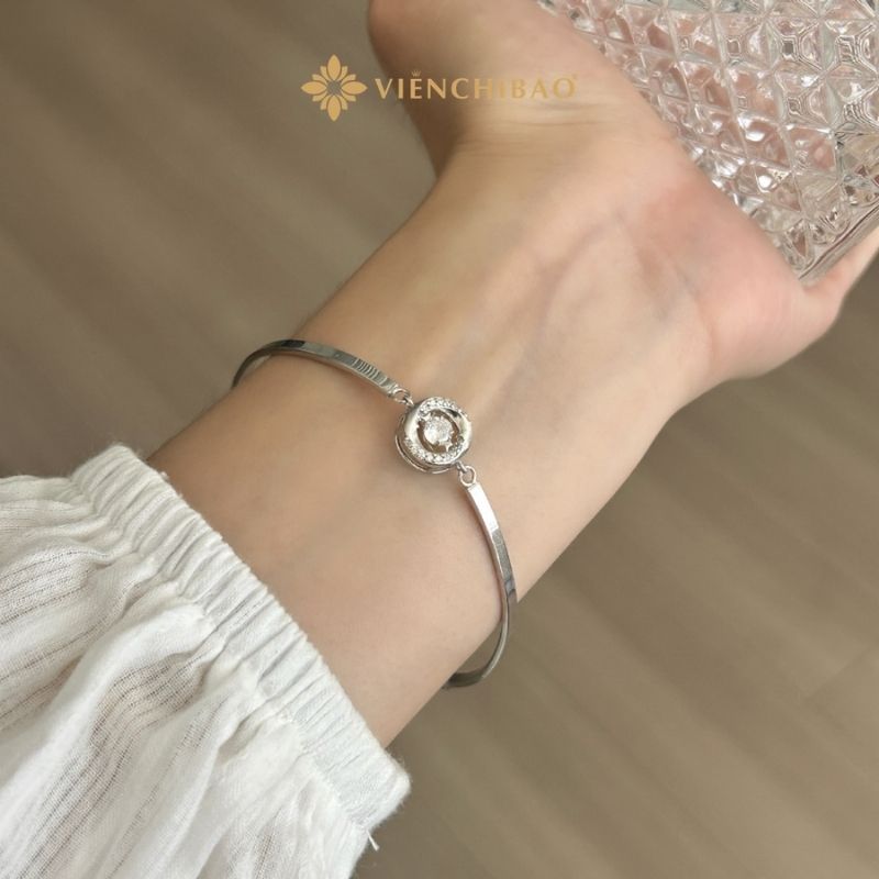 Top 5 xu hướng trang sức bạc được yêu thích giúp nâng tầm phong cách hình 4 top-5-xu-huong-trang-suc-bac-duoc-yeu-thich-giup-nang-tam-phong-cach-hinh-4.jpg