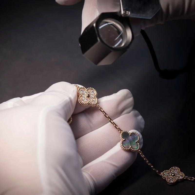 Dấu ấn tạo nên biểu tượng trang sức Van Cleef và nghệ thuật đá quý hình 3 dau-an-tao-nen-bieu-tuong-trang-suc-van-cleef-va-nghe-thuat-da-quy-hinh-3.jpg
