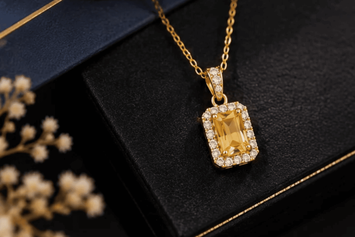 Dây Chuyền Vàng – Vẻ Đẹp Vượt Thời Gian Trong Nghệ Thuật Trang Sức 3 Dây chuyền vàng mặt đá vàng hình chữ nhật viền đá trắng, thiết kế nổi bật trên nền tối.