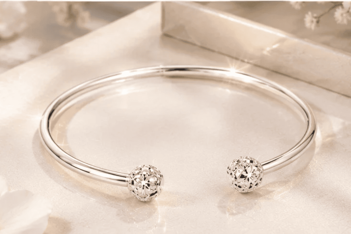 Kiềng Bạc – Nét Đẹp Truyền Thống Trong Diện Mạo Hiện Đại 4 Kiềng bạc trơn sáng bóng với hai đầu chạm khắc hoa văn, thiết kế thanh lịch và tinh tế.