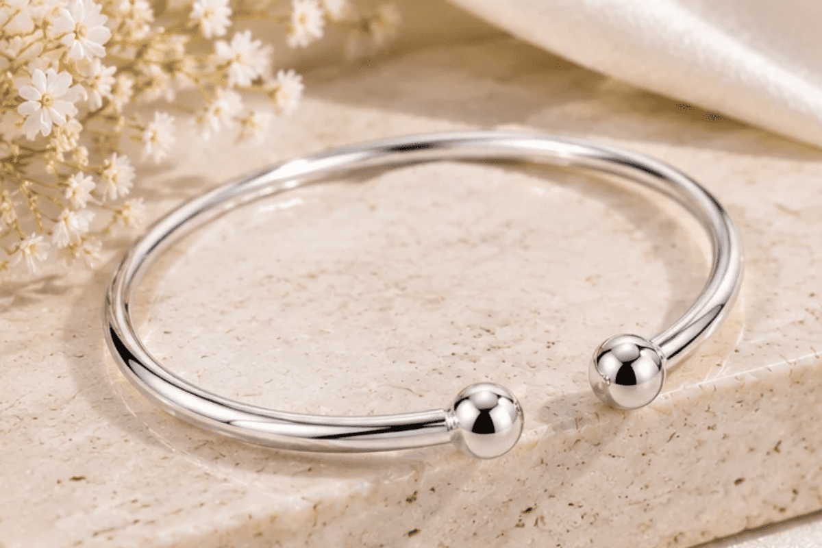 Kiềng Bạc – Nét Đẹp Truyền Thống Trong Diện Mạo Hiện Đại 1 Kiềng bạc thiết kế hở hai đầu bi tròn, bề mặt sáng bóng, kiểu dáng tối giản và hiện đại.