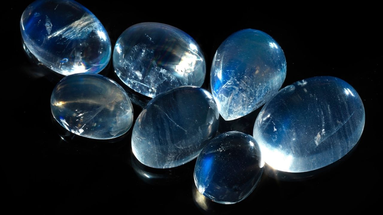da-moonstone-cau-vong-la-gi-dac-diem-va-cach-nhan-biet-da-tu-nhien