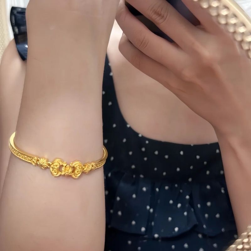 Kinh nghiệm chọn mua trang sức vàng chạm nổi thủ công chất lượng hình 4 kinh-nghiem-chon-mua-trang-suc-vang-cham-noi-thu-cong-chat-luong-hinh-4.jpg