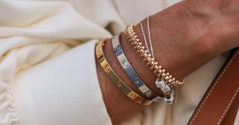 Thương hiệu Cartier và Van Cleef chọn cái nào khi mua trang sức cao cấp? hình 4 thuong-hieu-cartier-va-van-cleef-chon-cai-nao-khi-mua-trang-suc-cao-cap-hinh-4.jpg